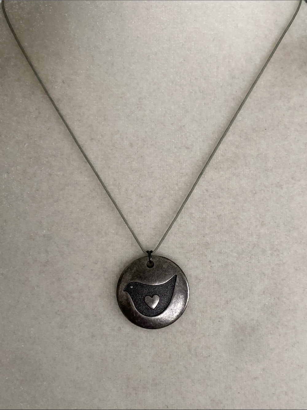 Vintage Hallmark HMK Pewter Style Bird & Heart Disc Pendant Necklace - Picture 10 of 16